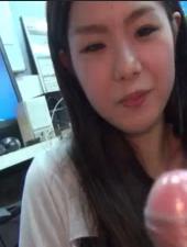 办公室无人时，绝美文员含住肉棒深喉吞吐，撸到精液狂喷！