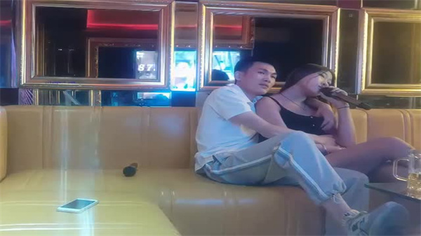 骚气美女KTV激情啪啪，怨种探花实录诱惑